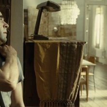 Sleep Tight: Luis Tosar in una scena del thriller di Balaguerò