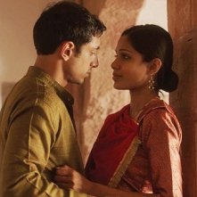 Trishna: Freida Pinto e Riz Ahmed in una scena del film