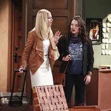 Two Broke Girls: Kat Dennings e Beth Behrs in una scena del pilot