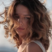 Aylin Prandi in una scena tratta Il paese delle spose infelici