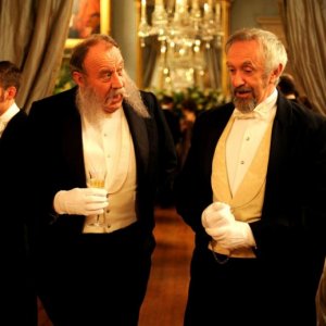 David Ryall e Jonathan Pryce in una scena del film Hysteria