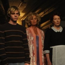 Evan Peters, Jessica Lange e Frances Conroy in una scena del secondo episodio di American Horror Story