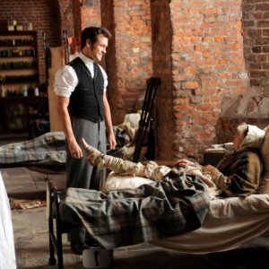 Hugh Dancy in una scena tratta dal film Hysteria