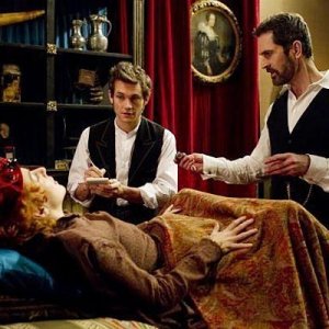 Hysteria: Sheridan Smith con Hugh Dancy e Rupert Everett in una scena del film
