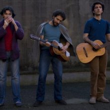 I primi della lista: Paolo Cioni, Claudio Santamaria e Francesco Turbanti in una scena musicale del film