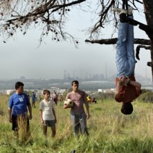 Il cast de Il paese delle spose infelici in una scena del film