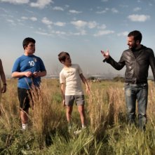 Il cast de Il paese delle spose infelici sul set del film insieme al regista Pippo Mezzapesa