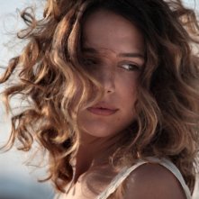 Il paese delle spose infelici: Aylin Prandi sbarazzina in una scena del film