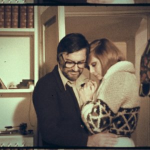 L'illazione: Lelio Luttazzi e Anna Saia si baciano in una scena del film del 1972