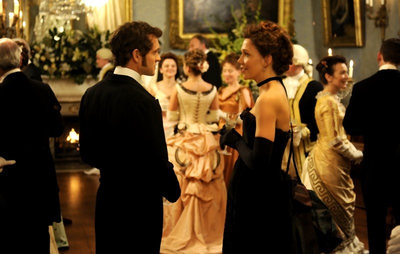 Maggie Gyllenhaal E Hugh Dancy Elegantissimi In Una Scena Di Hysteria 218471