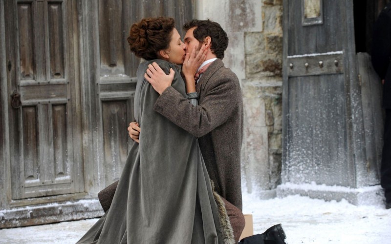 Maggie Gyllenhaal E Hugh Dancy Si Baciano Appassionatamente In Una Scena Di Hysteria 218474
