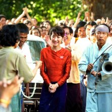 Michelle Yeoh acclamata dalla folla in una scena di The Lady di Luc Besson