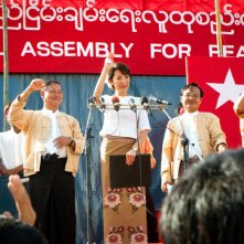 Michelle Yeoh in una scena del biopic The Lady incentrato sulla vita della pacifista Aung San Suu Kyi