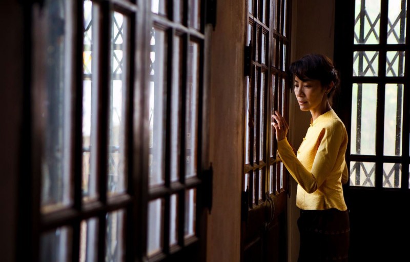 Michelle Yeoh Nei Panni Di Aung San Suu Kyi Dietro Le Sbarre In Una Scena Del Film The Lady 218371