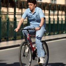 Nicolas Orzella in una scena del dramma Il paese delle spose infelici