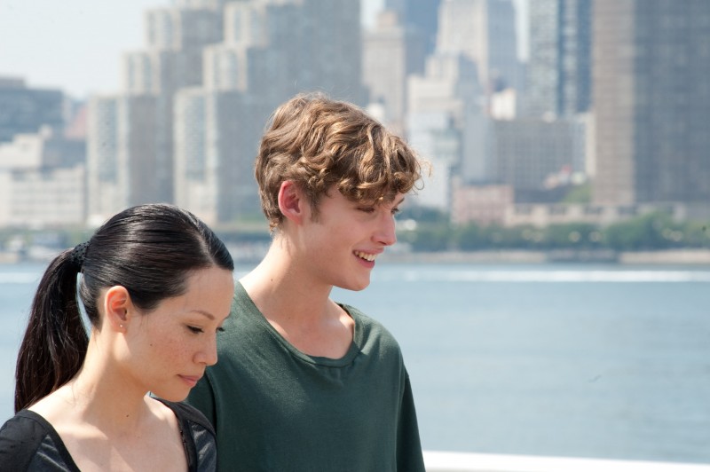 Un Giorno Questo Dolore Ti Sarà Utile Peter Cameron Toby Regbo insieme a Lucy Liu in una scena del film Un giorno questo