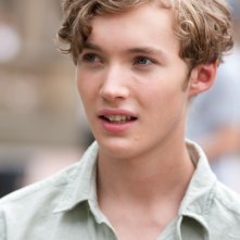 Toby Regbo protagonista di Un giorno questo dolore ti sarà utile di Roberto Faenza