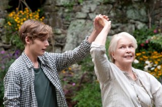 Un giorno questo dolore ti sarà utile: Toby Regbo e Ellen Burstyn in una scena del film