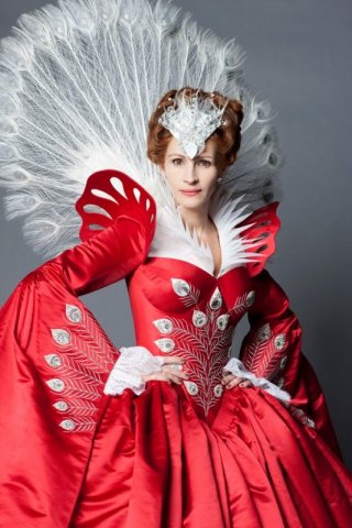 Una spettacolare e bellissima regina cattiva interpretata da Julia Roberts in un'immagine promozionale di The Brothers Grimm: Snow White