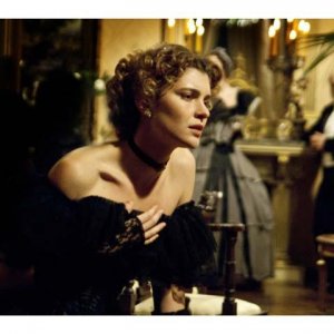 Vittoria Puccini in un'intensa scena del film tv Violetta