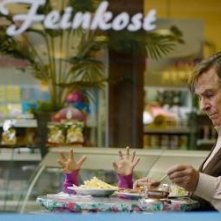 Elmar Wepper e Mercan Türkoglu (sotto il tavolo!) in una divertente scena di Dreiviertelmond