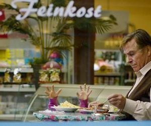 Elmar Wepper e Mercan Türkoglu (sotto il tavolo!) in una divertente scena di Dreiviertelmond