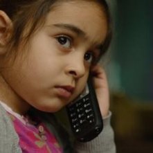 La piccola Mercan Türkoglu al telefono nel film Dreiviertelmond