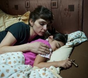 La piccola Mercan Türkoglu in una tenera sequenza di Dreiviertelmond