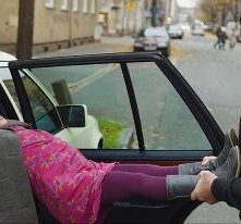 Mercan Türkoglu in una divertente scena di Dreiviertelmond, accanto ad Elmar Wepper