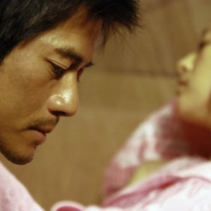 Aaron Kwok in un'immagine del film Love for life insieme a Ziyi Zhang