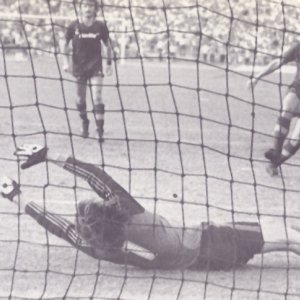 Agostino Di Bartolomei in uno dei suoi gol con la maglia della Roma in un frammento del documentario 11 metri