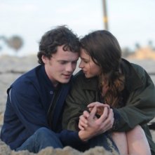 Anton Yelchin e Felicity Jones in una romantica scena del film Like Crazy
