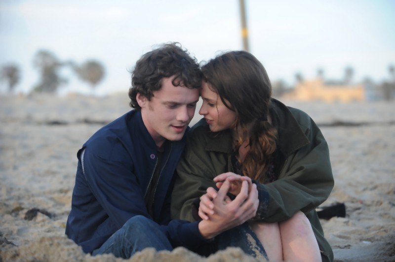 Anton Yelchin e Felicity Jones in una romantica scena del film Like Crazy