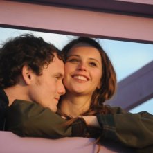 Anton Yelchin e Felicity Jones in una tenera immagine tratta dal dramma romantico Like Crazy