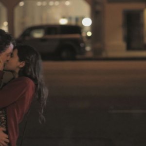 Anton Yelchin e Felicity Jones si baciano in una scena del film Like Crazy