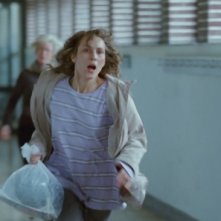 Babycall: Noomi Rapace nei panni di Anna in una scena nei corridoi della scuola