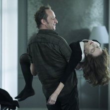 Benoît Poelvoorde con in braccio Isabelle Huppert in una scena di Mon pire cauchemar