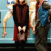 Benoît Poelvoorde e Isabelle Huppert in una bizzarra scena di Mon pire cauchemar