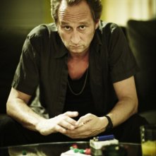 Benoît Poelvoorde in una divertente immagine della commedia Mon pire cauchemar