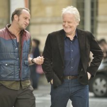 Benoît Poelvoorde in una scena di Mon pire cauchemar insieme ad André Dussollier