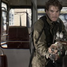 Emile Hirsch imbraccia un megafucile per distruggere il nemico in una scena del thriller L'ora nera