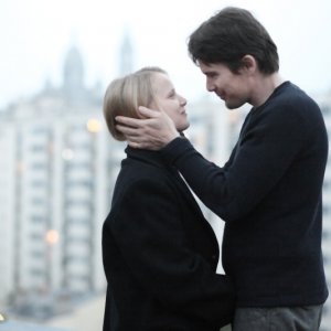 Ethan Hawke in una scena di The Woman in the Fifth insieme a Joanna Kulig