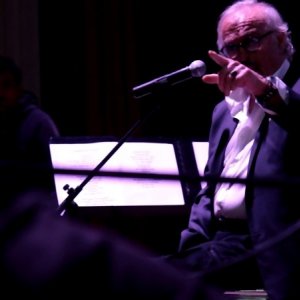 Franco Califano durante le prove del concerto al teatro Ambra Jovinelli in una scena del documentario Noi di settembre