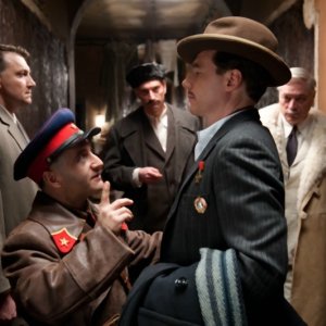 Hotel Lux: Alexander Senderovich e Michael Herbig in una scena del film tedesco diretto da Leander Haußmann