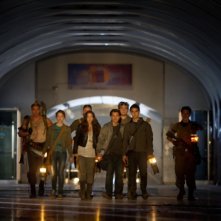 I cinque protagonisti de L'ora nera 3D in una scena del film sotto il tunnel della metropolitana di Mosca