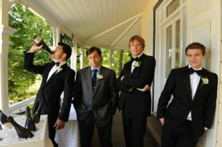 Il cast maschile della commedia A few best men di Stephan Elliott
