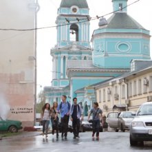 Il giovane cast de L'ora nera 3D in una suggestiva immagine del film ambientato a Mosca