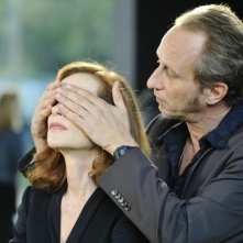 Isabelle Huppert in un'immagine tratta dal film Mon pire cauchemar insieme a Benoît Poelvoorde