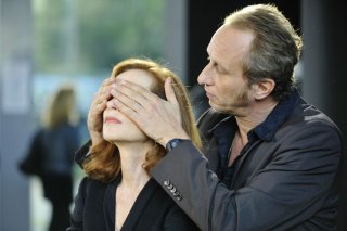 Isabelle Huppert in un'immagine tratta dal film Mon pire cauchemar insieme a Benoît Poelvoorde