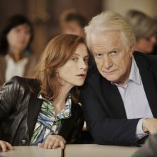 Isabelle Huppert in una scena di Mon pire cauchemar insieme ad André Dussollier